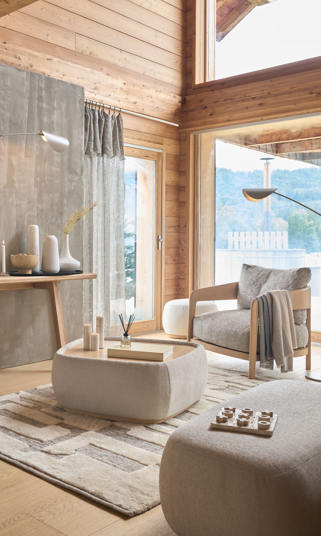 Salón con lámparas de diseño