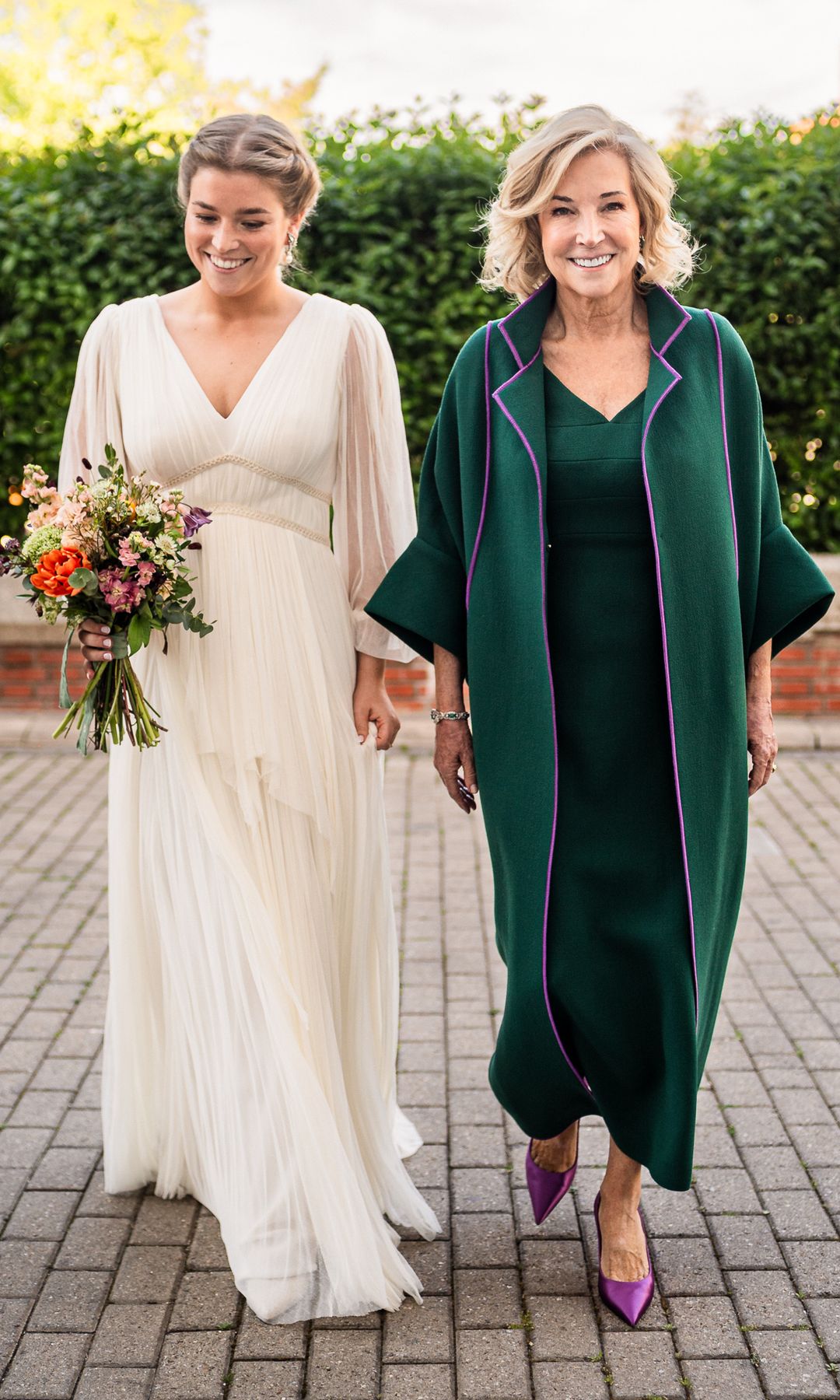 Lola García-Romeu junto a su madre, María Dolores Dancausa, en una romántica ceremonia celebrada en Madrid