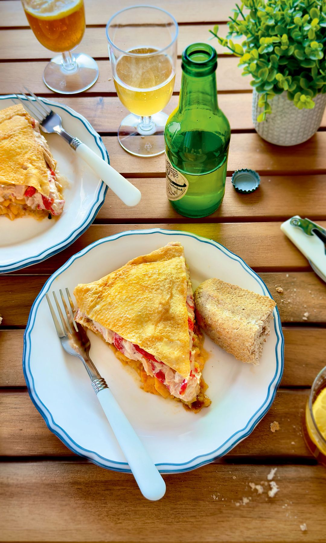 Tortilla rellena de bonito, pimientos del piquillo y mayonesa