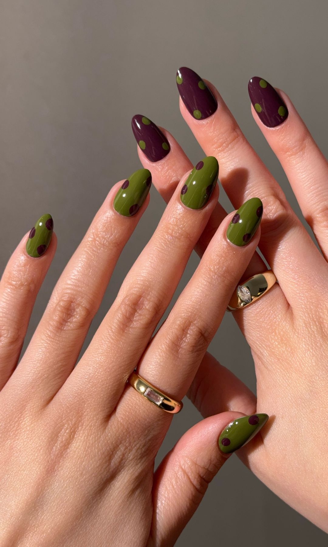 Manicura con lunares en color verde oliva y berenjena