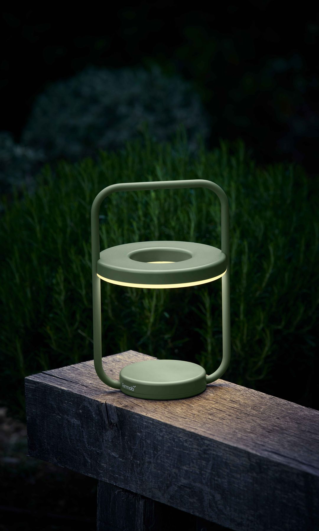 Lámpara portátil verde en el jardín 