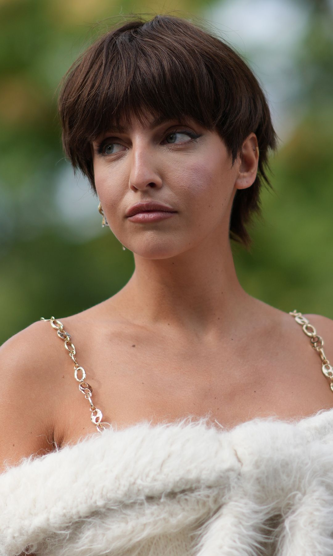 Mujer con cabello muy corto