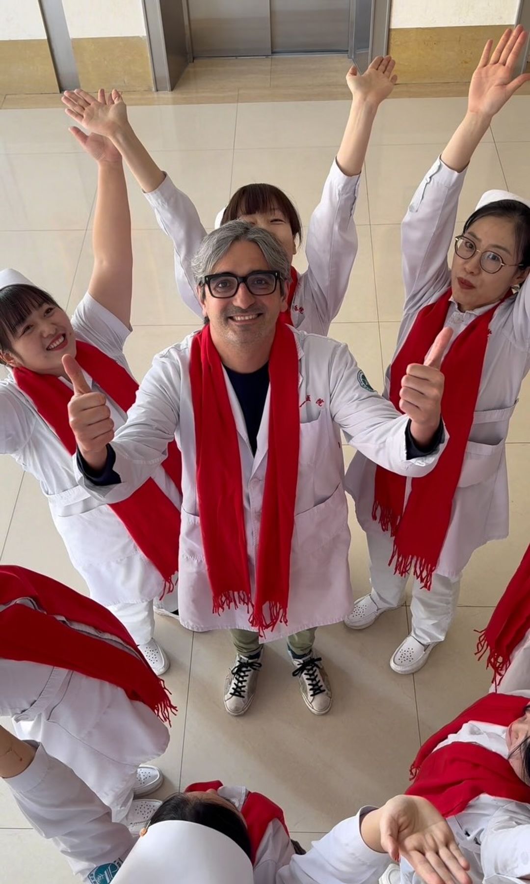 Diego González Rivas celebrando tras varias cirugías programadas