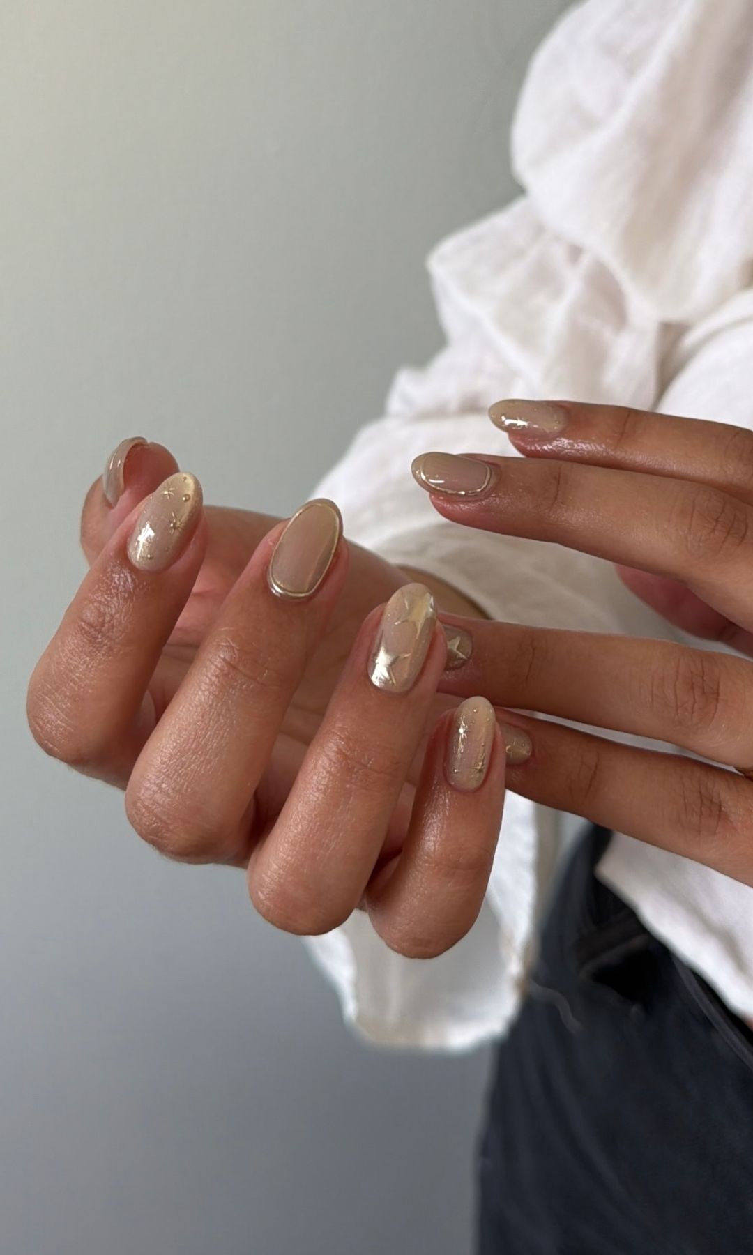 Manicura con detalles plateados