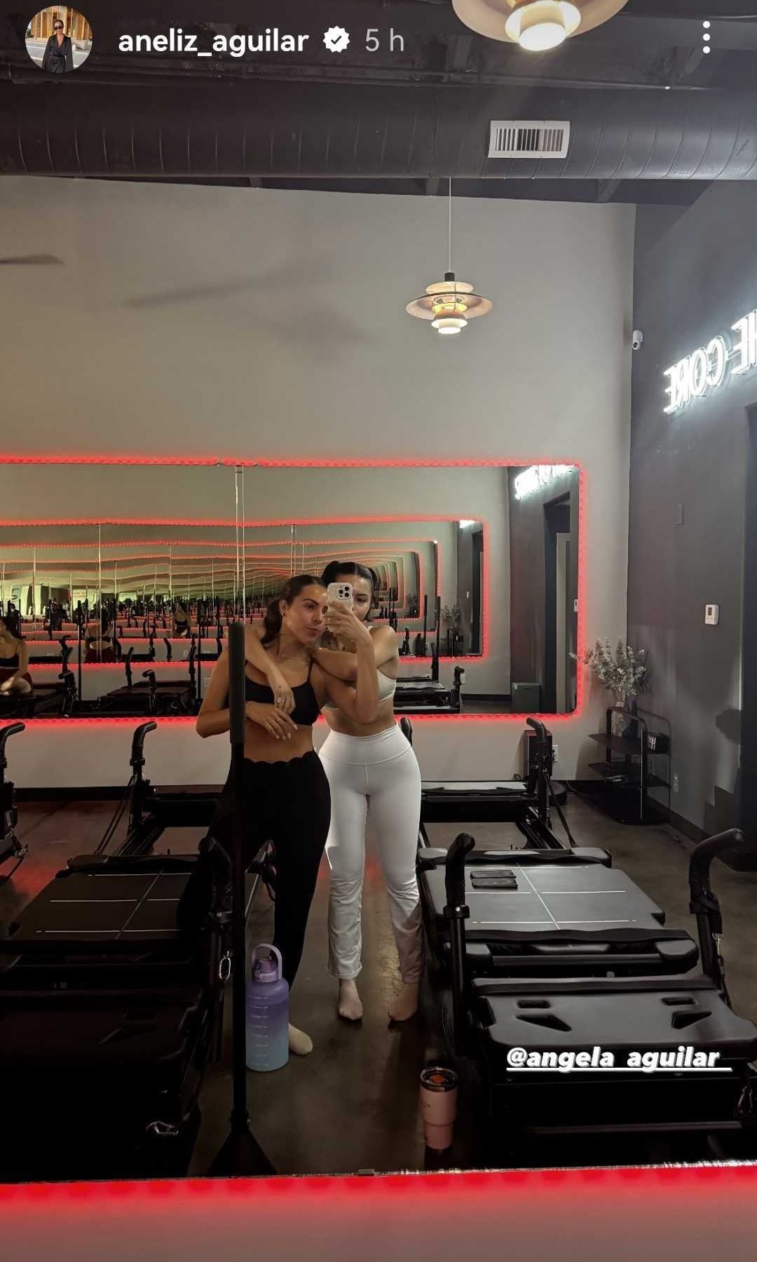 Ángela Aguilar con su hermana Aneliz