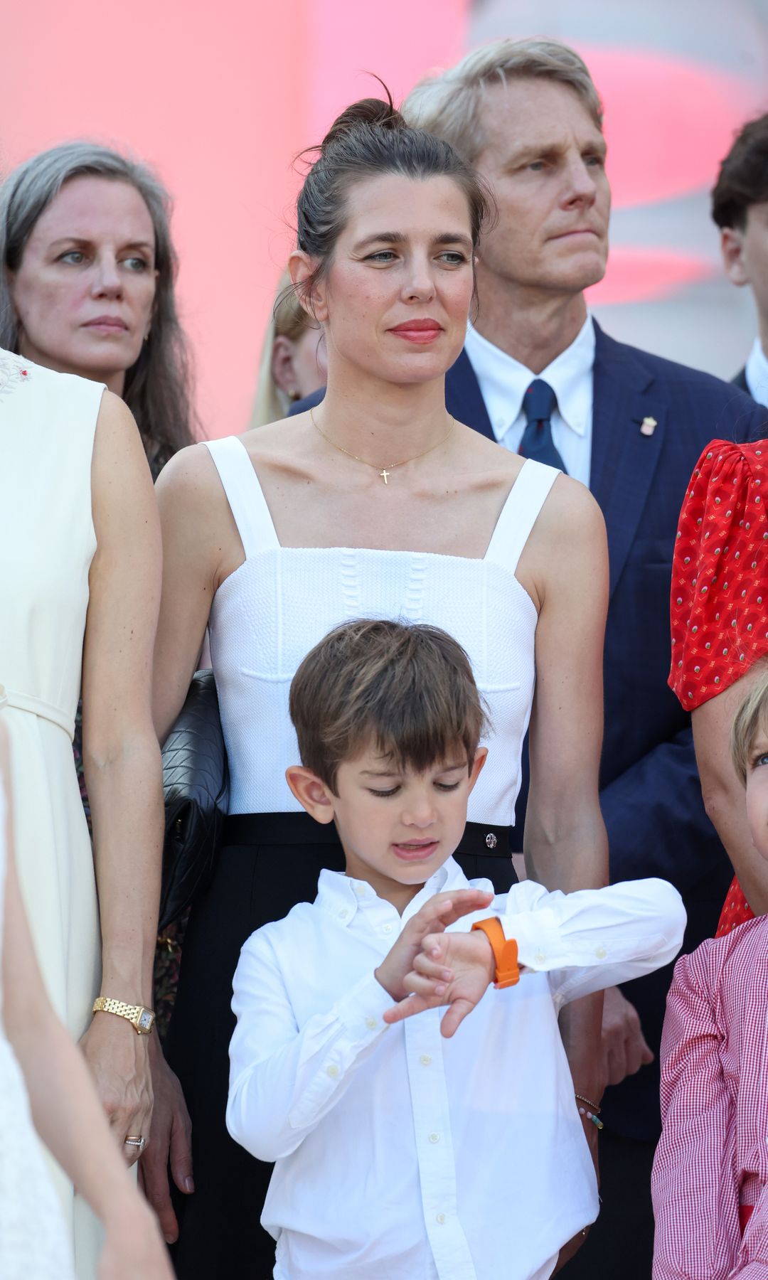 Carlota Casiraghi con vestido bicolor en blanco y negro