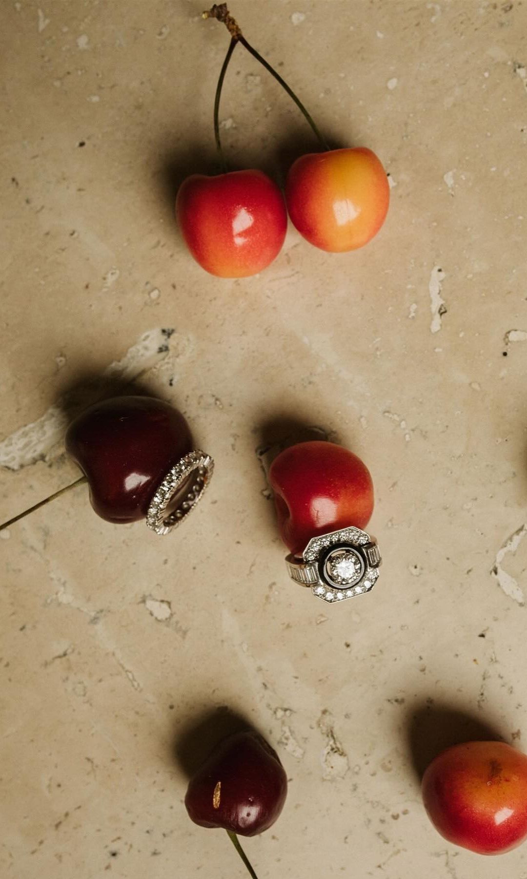 Detalle de pendientes de novias sobre frutas