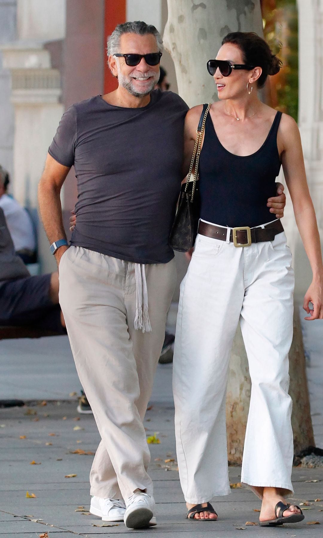 Junto a estas líneas, Nieves Álvarez y Bill Saad derrochan complicidad y estilo por las calles de Madrid. Poco después, la modelo viajó a París para su cita con la Semana de la Alta Costura