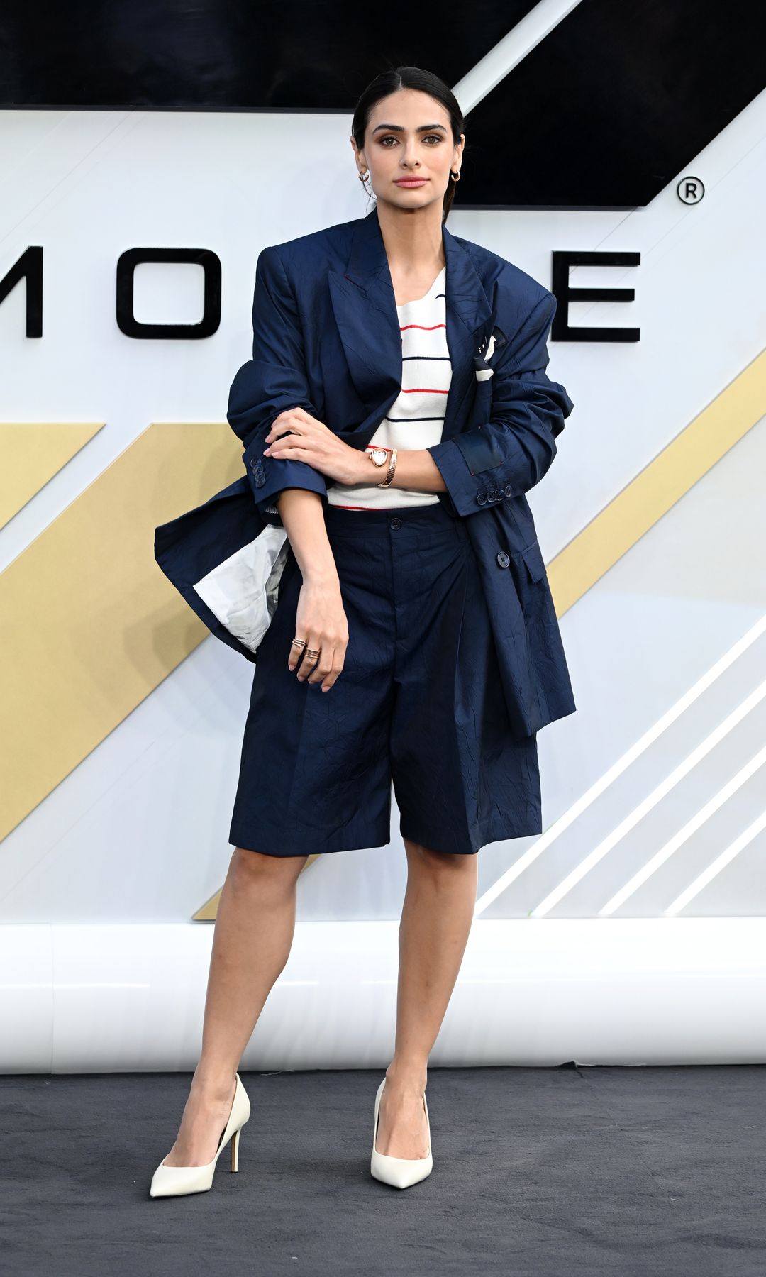 Renata Notni eligió un look de hombre para su presencia a la premiere