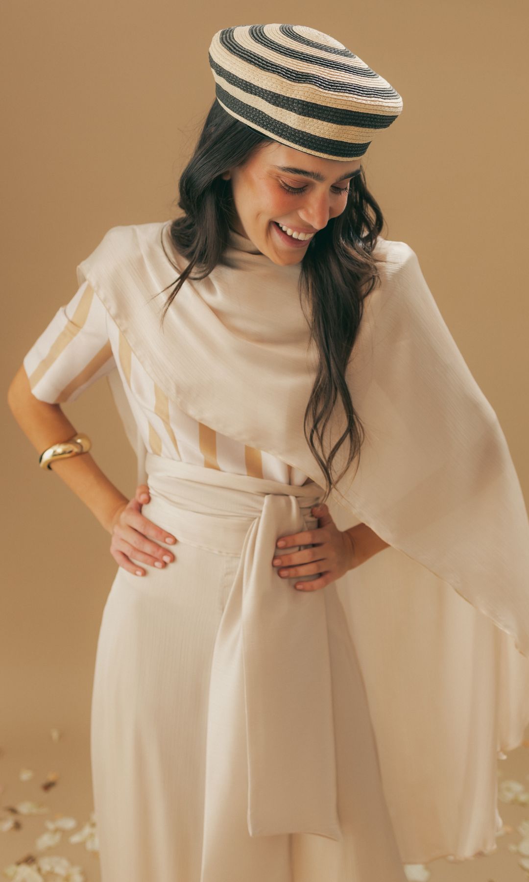 Look de invitada con casquete