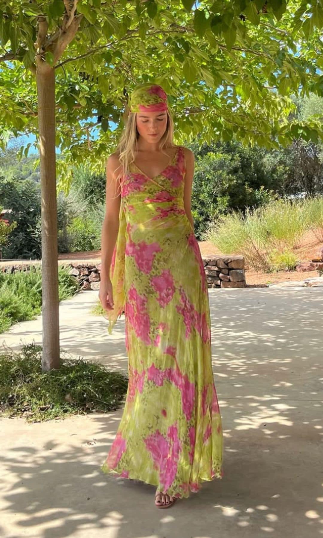 Un pañuelo a lo pirata y un vestido vintage: el lookazo de invitada con el que Blanca ha triunfado en la boda de su amiga
