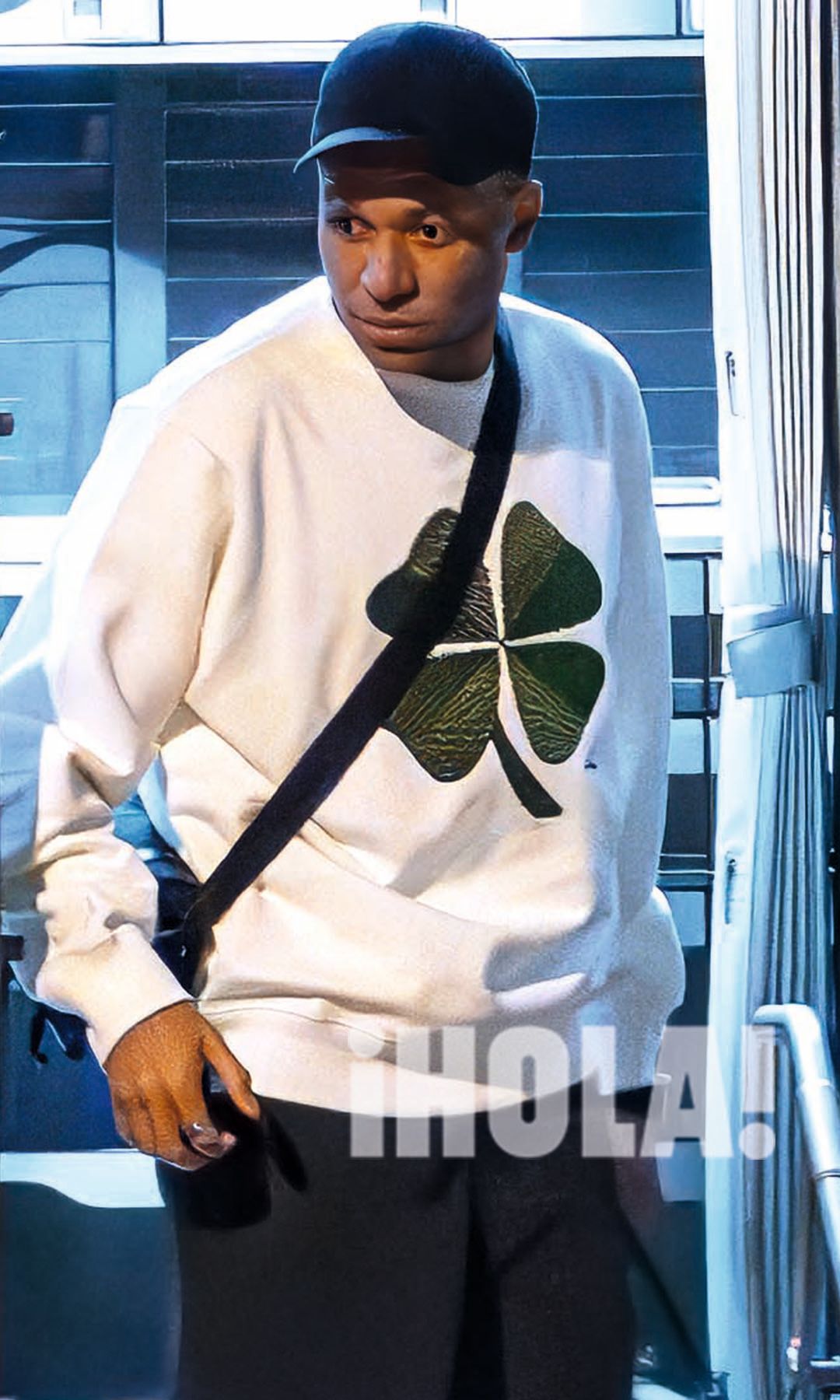 Kylian Mbappé bajando del jet privado