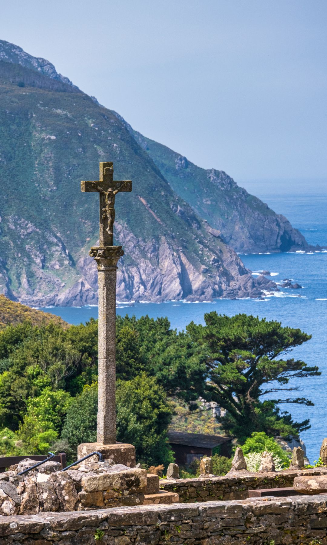 Cruceiro en el santuario de San Andrés de Teixido, A Coruña