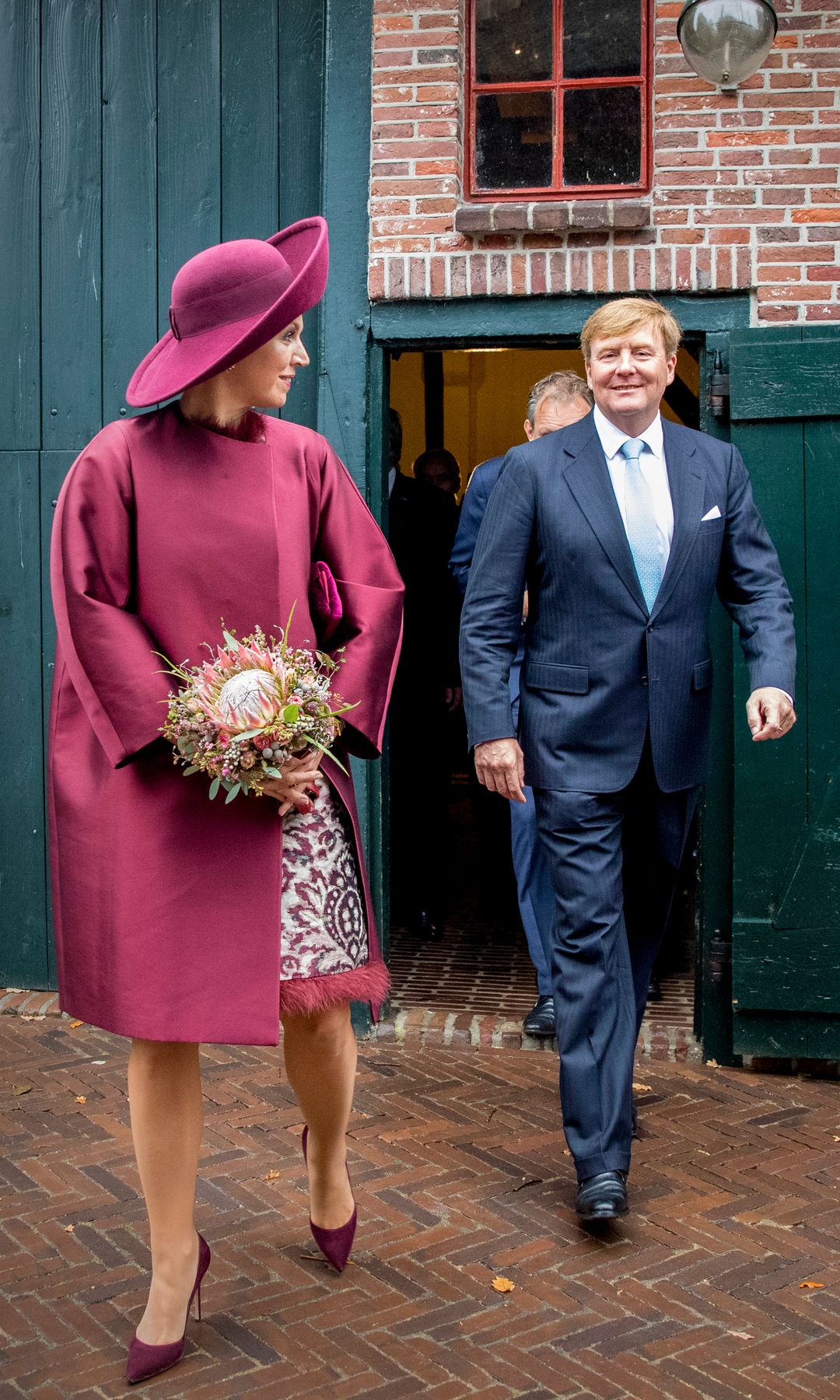 Máxima de Países Bajos recorta el vestido de jacquard que llevó a un viaje a la región de Eemland en 2018