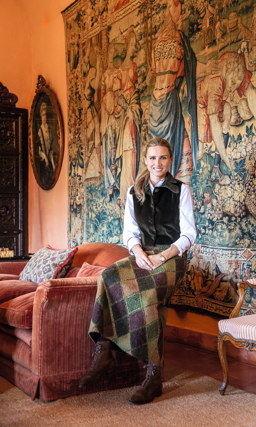 La anfitriona frente a un tapiz flamenco del siglo XVI