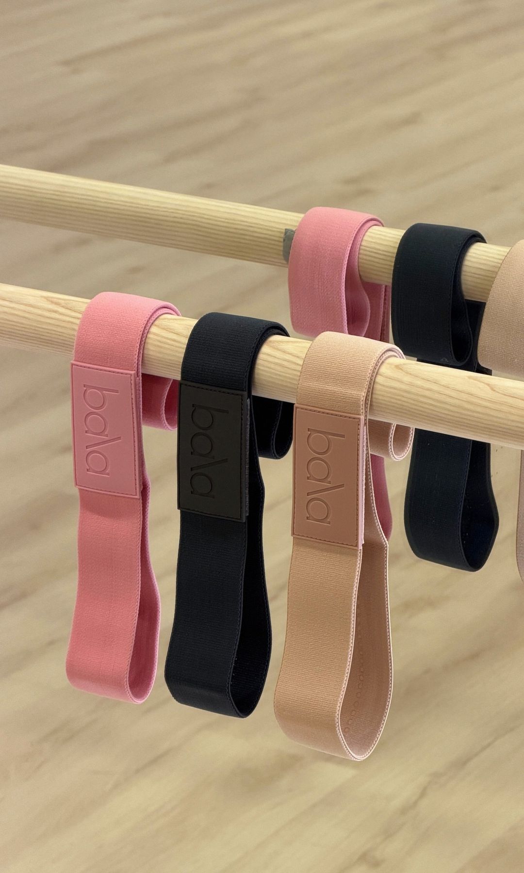 Las bandas elásticas para elevar intensidad en la patada de glúteo