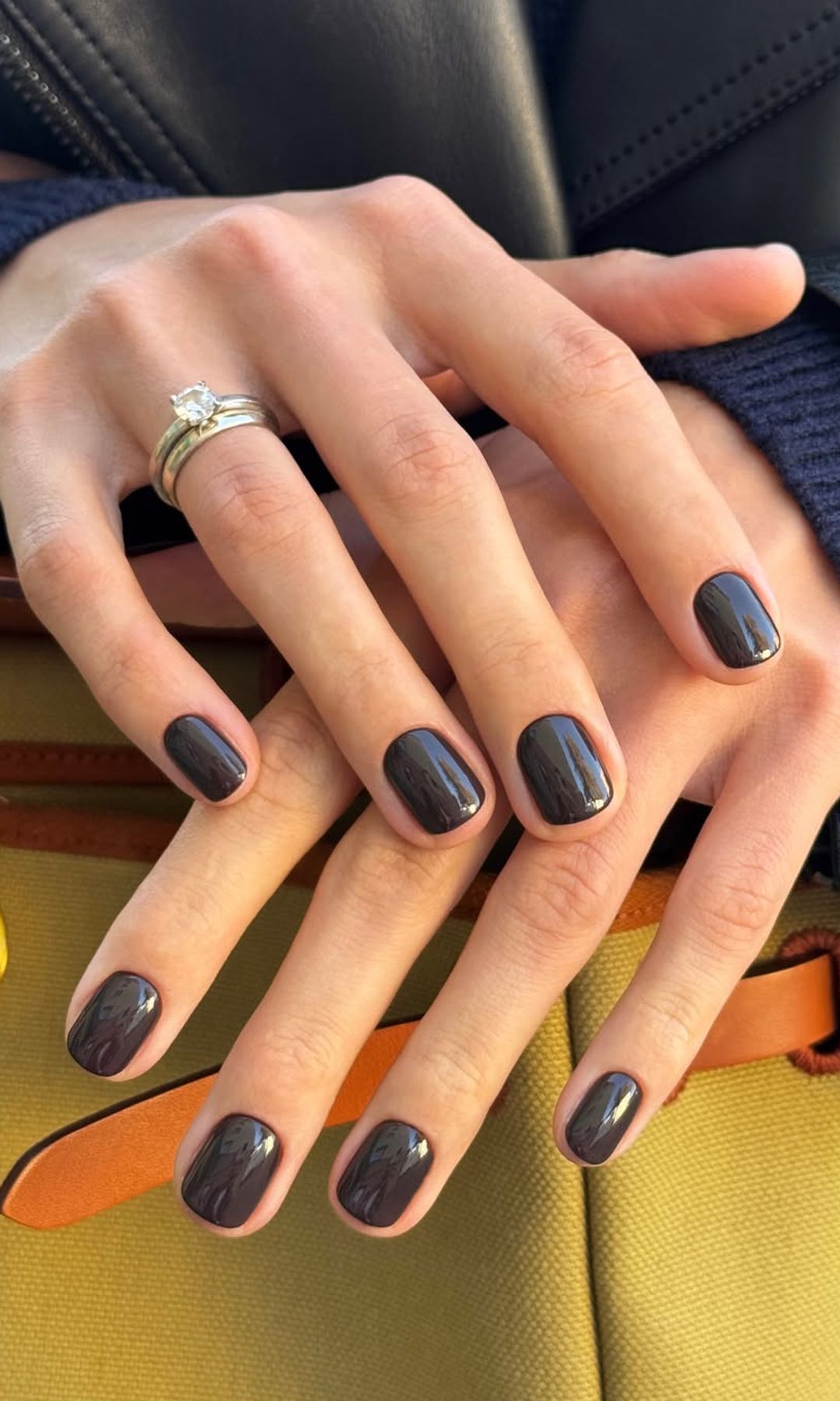 Manicura lisa marrón profundo