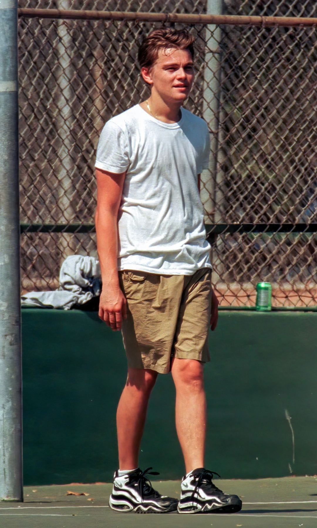LOS ANGELES, CA - AUGUST 12: Leonardo DiCaprio is seen on August 12, 1999 in Los Angeles, California.  (Photo by Bauer-Griffin/GC Images)