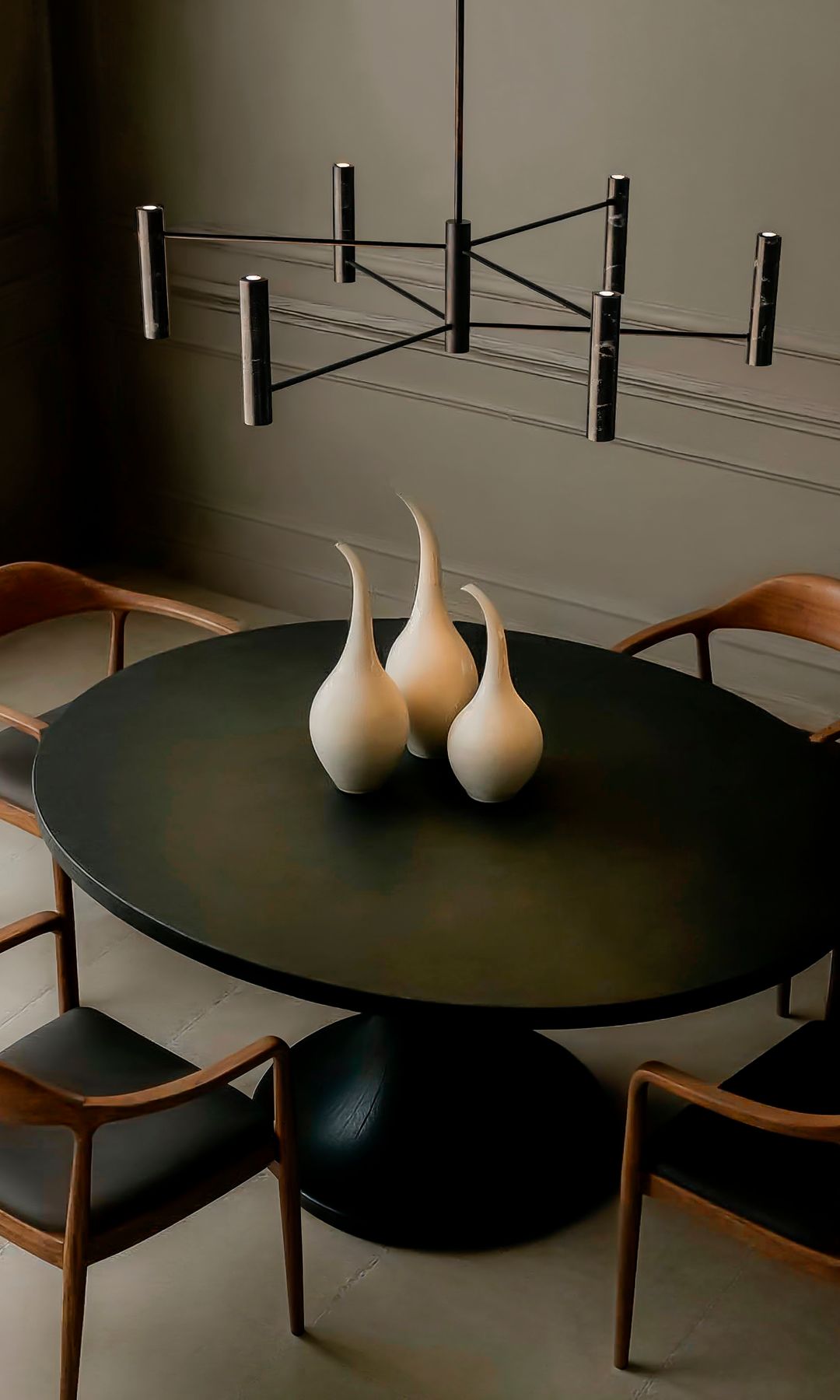 Comedor con lámpara de techo