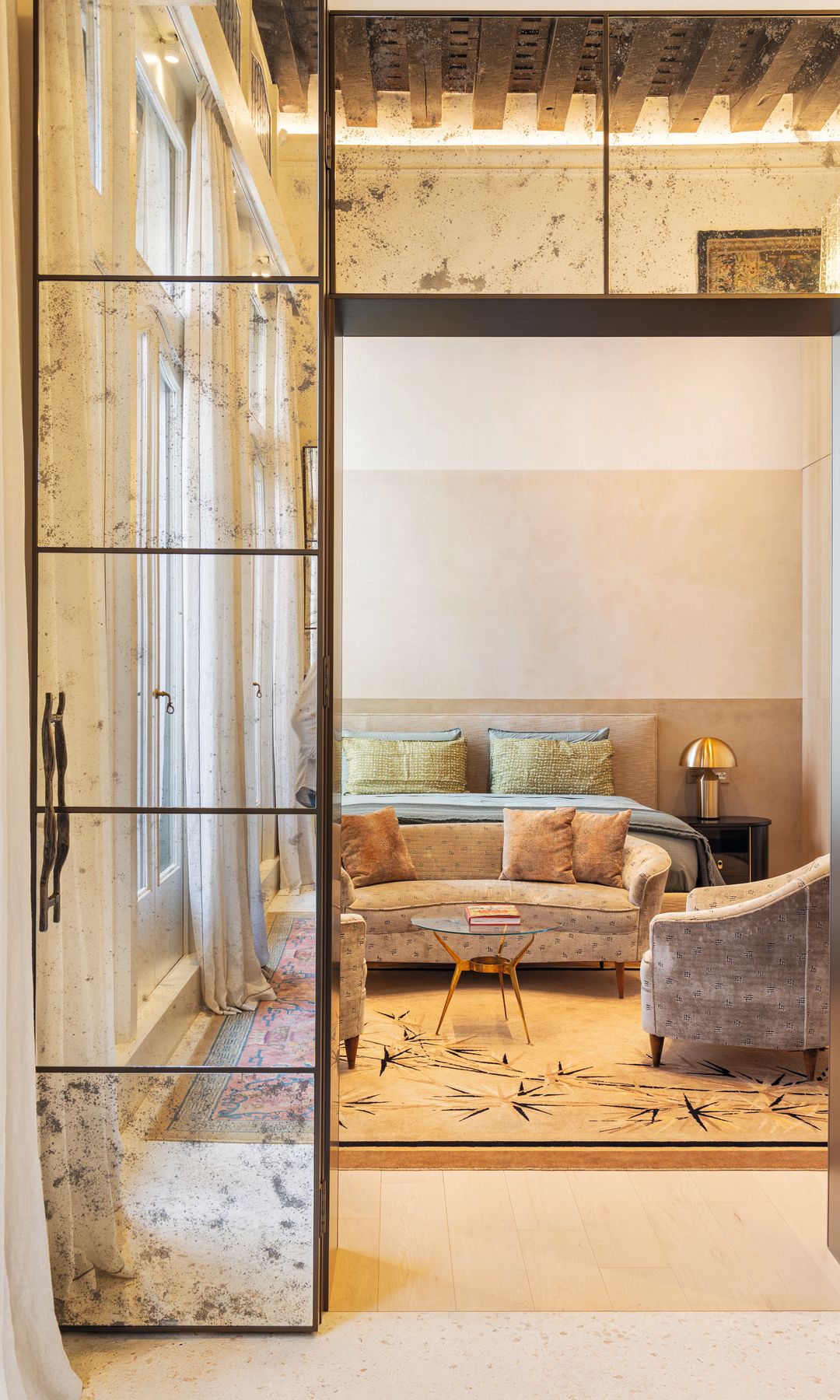 Las puertas que llevan a los dormitorios son de cristal veneciano