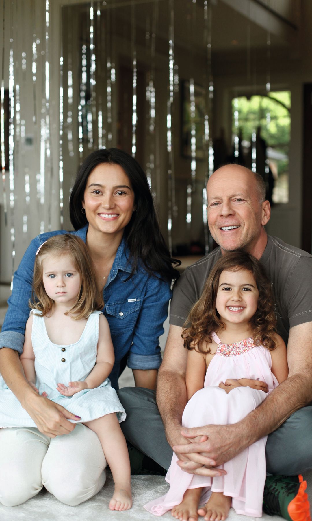 El matrimonio con sus hijas, Evelyn y Mabel. "Ellas están viviendo y presenciando en casa día a día una lección de amor absoluto: ven cuánto apoyamos a su papá y cuánto lo amamos"