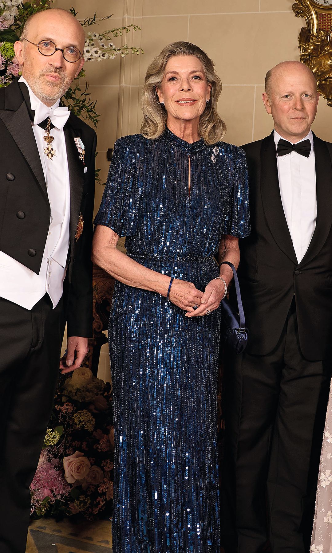 La princesa Carolina con el barón Olivier de La Chapelle, presidente de la asociación francesa de la Orden de Malta, y el príncipe Ludovic de Polignac. El baile se celebró en el club Cercle de l’Union Interalliée