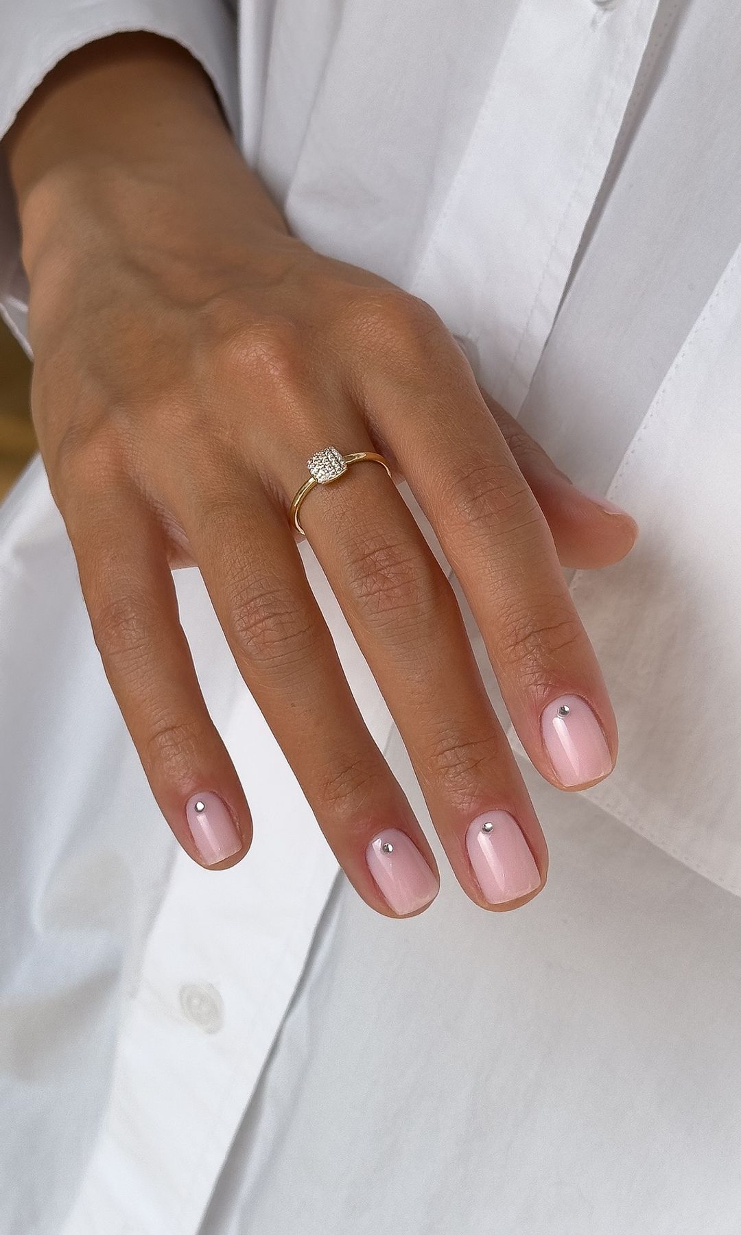 Manicura minimalista