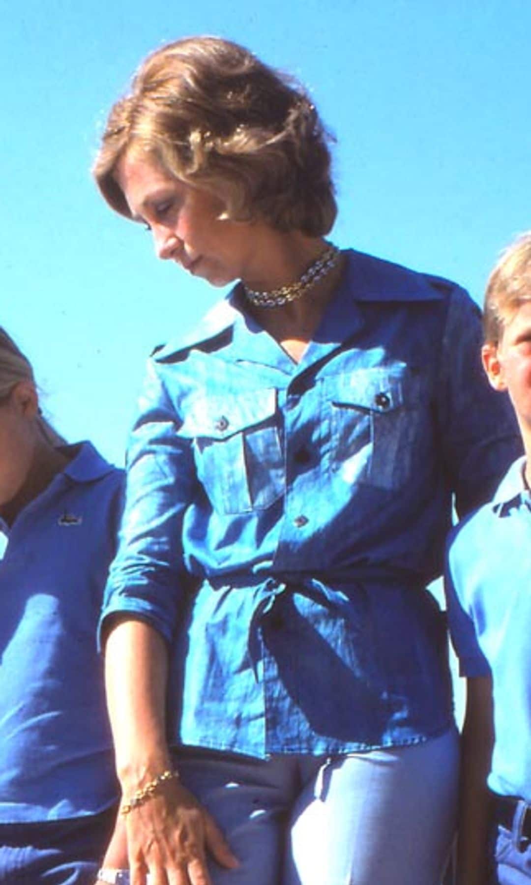 La reina Sofía en Mallorca con look denim y choker