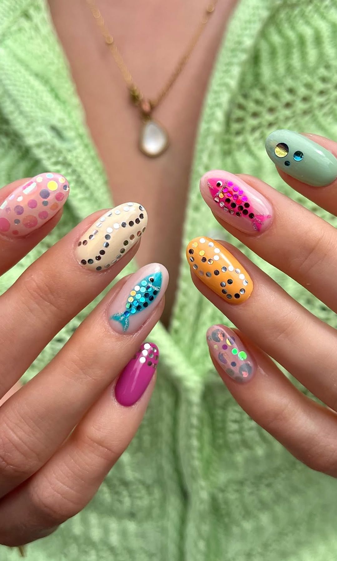 Manicura multicolor con lentejuelas y peces