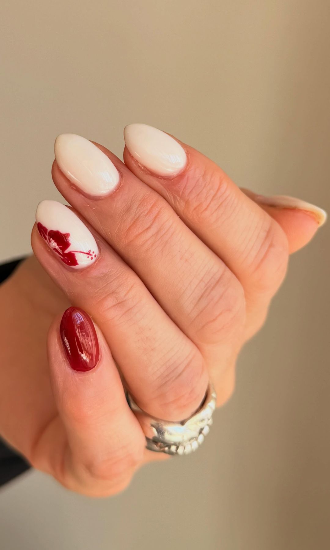Manicura blanca tropical combinada con rojo