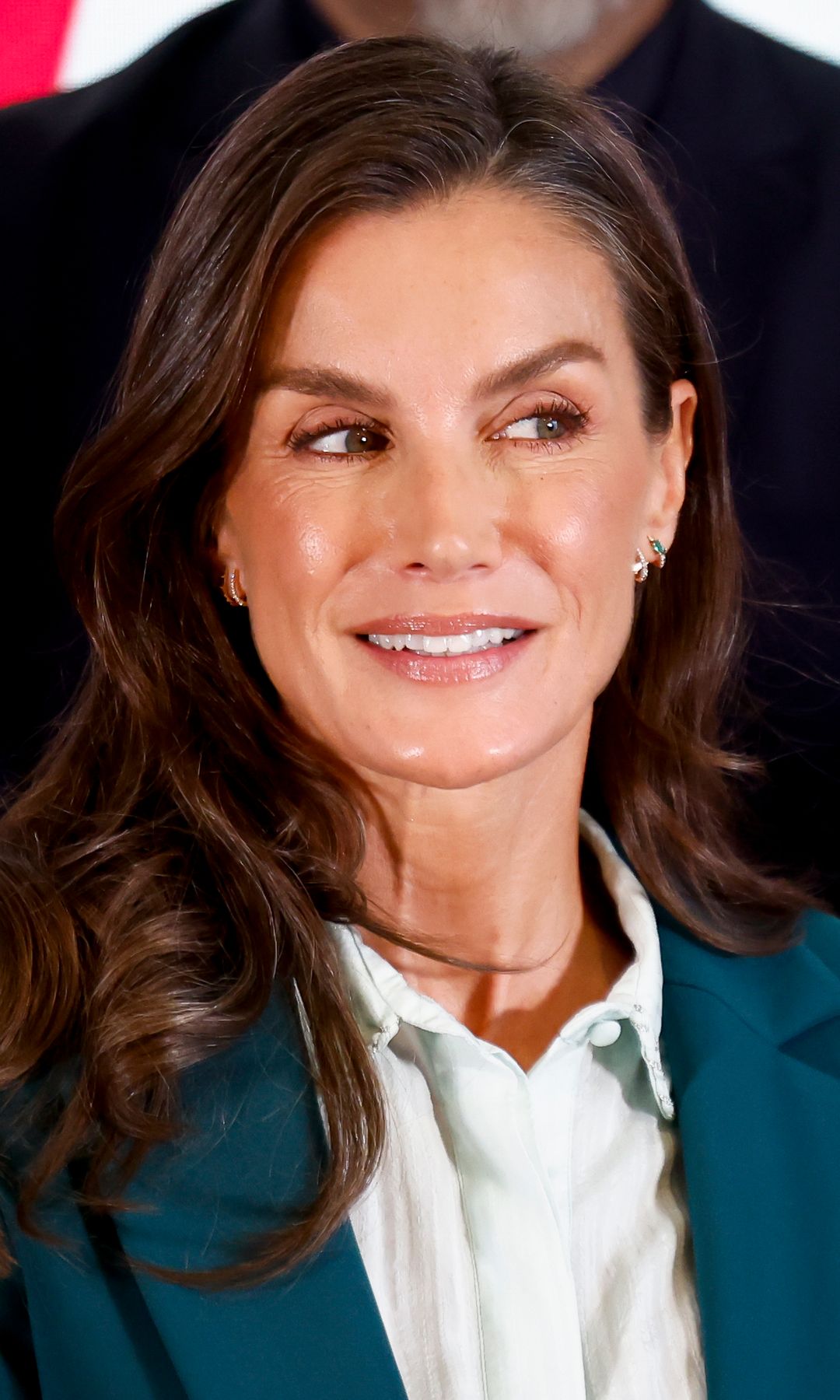 La reina Letizia vuelve a recurrir a su look como mejor herramienta de comunicación: de los diamantes y el terciopelo al traje de chaqueta