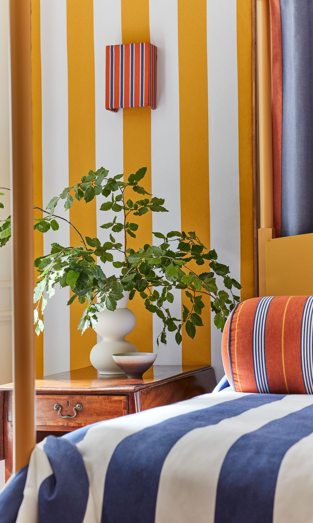 Dormitorio decorado con rayas de colores