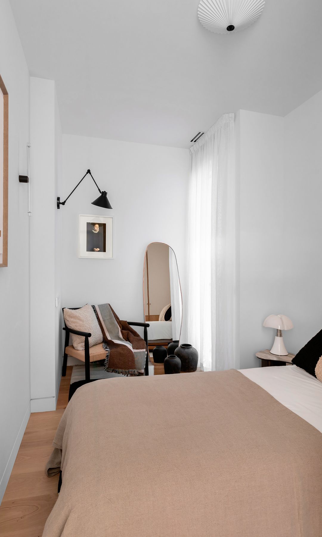 Dormitorio de invitados con rincón de butaca