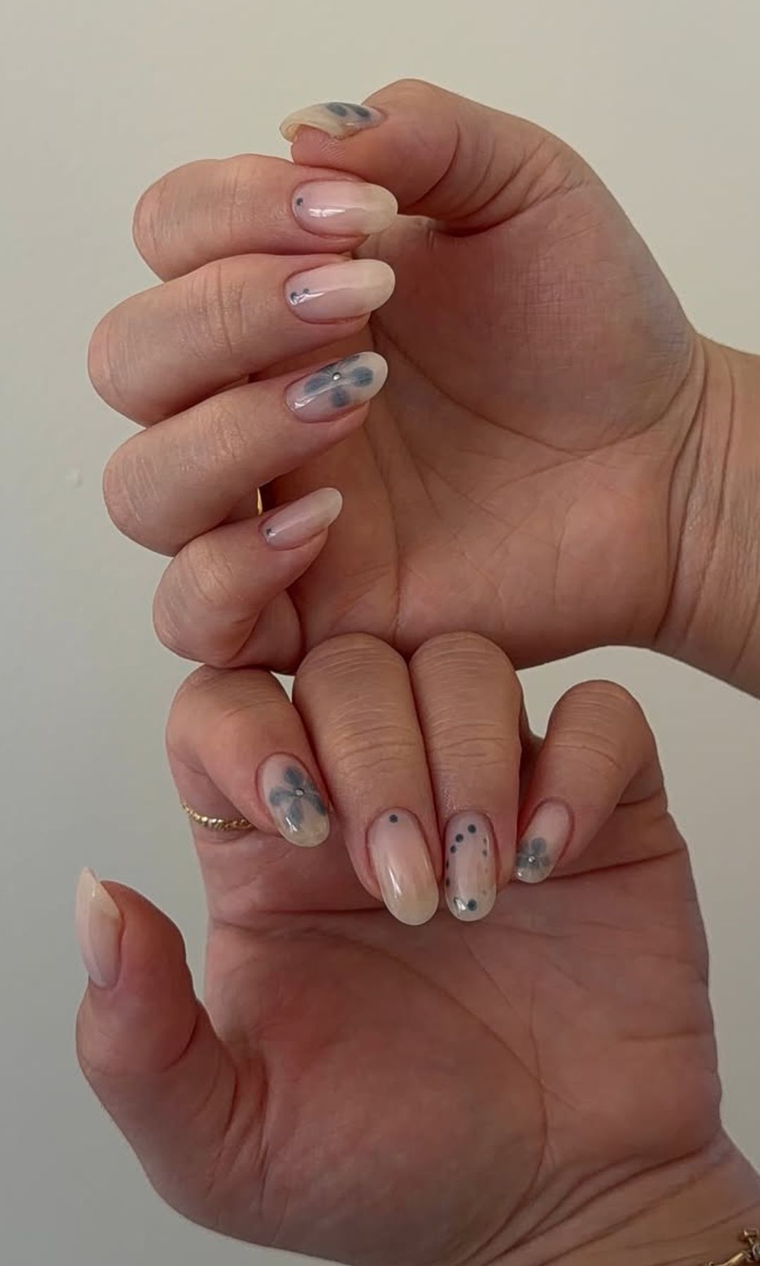 Manicura minimalista con detalles en azul