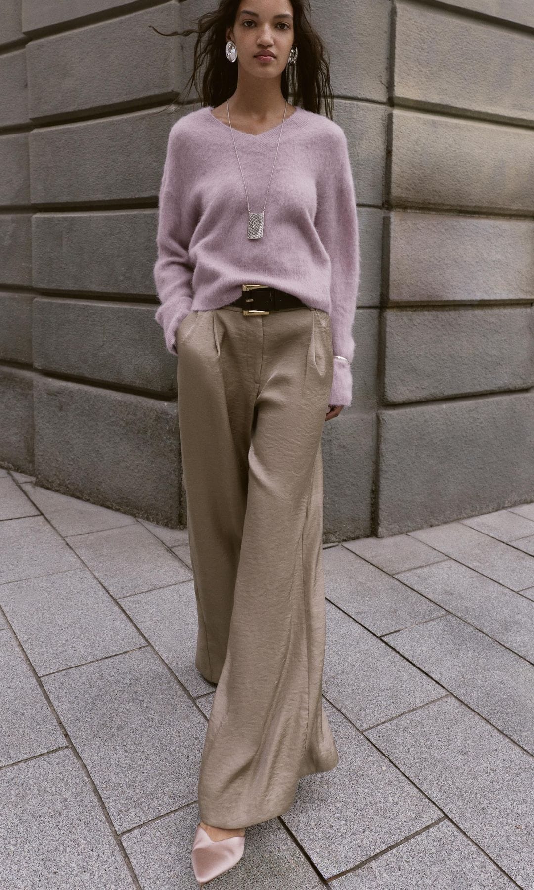 Pantalón fluido de tiro alto con pinzas delanteras y cinturón, en marrón topo, de Zara