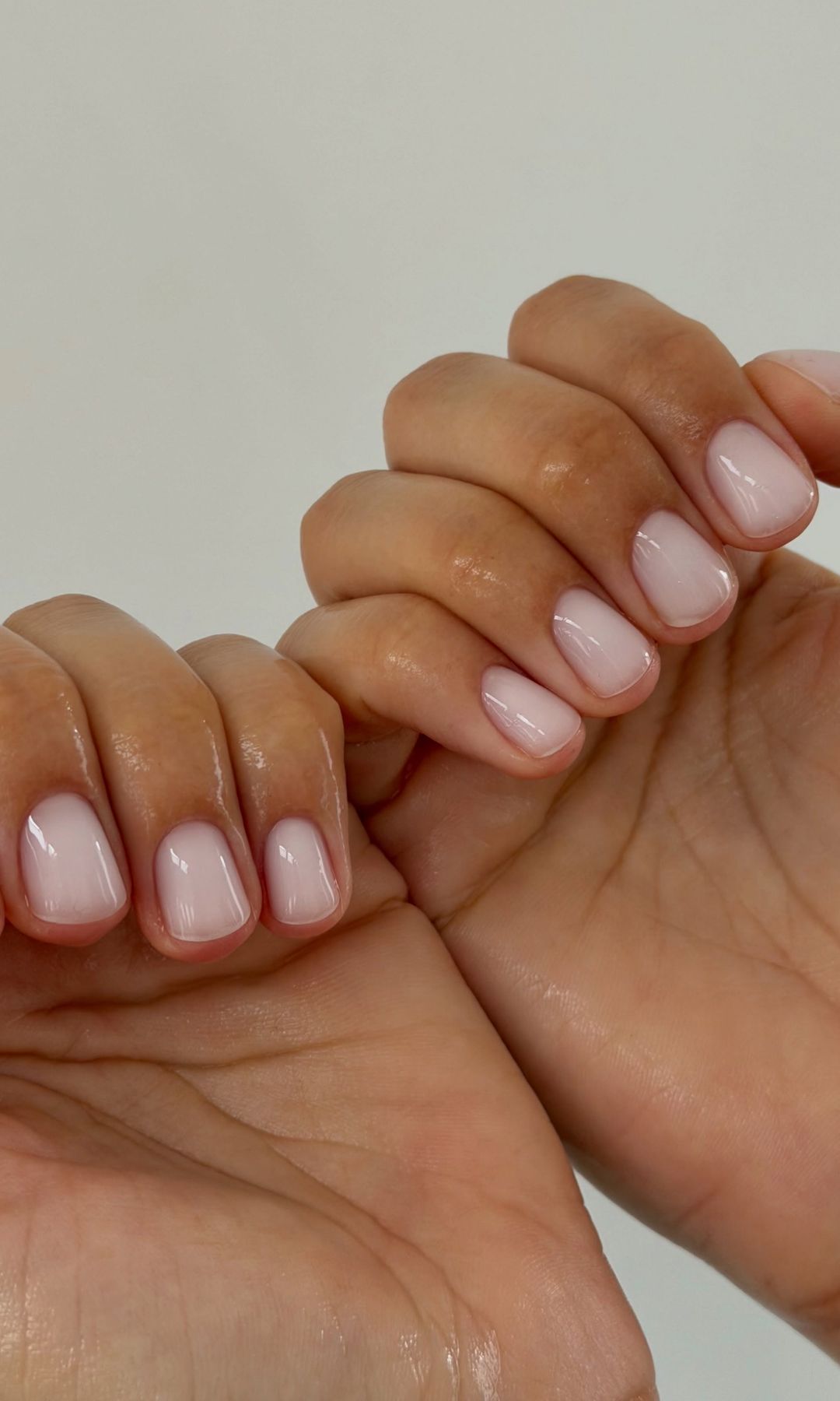 Manicura blanca traslúcida 