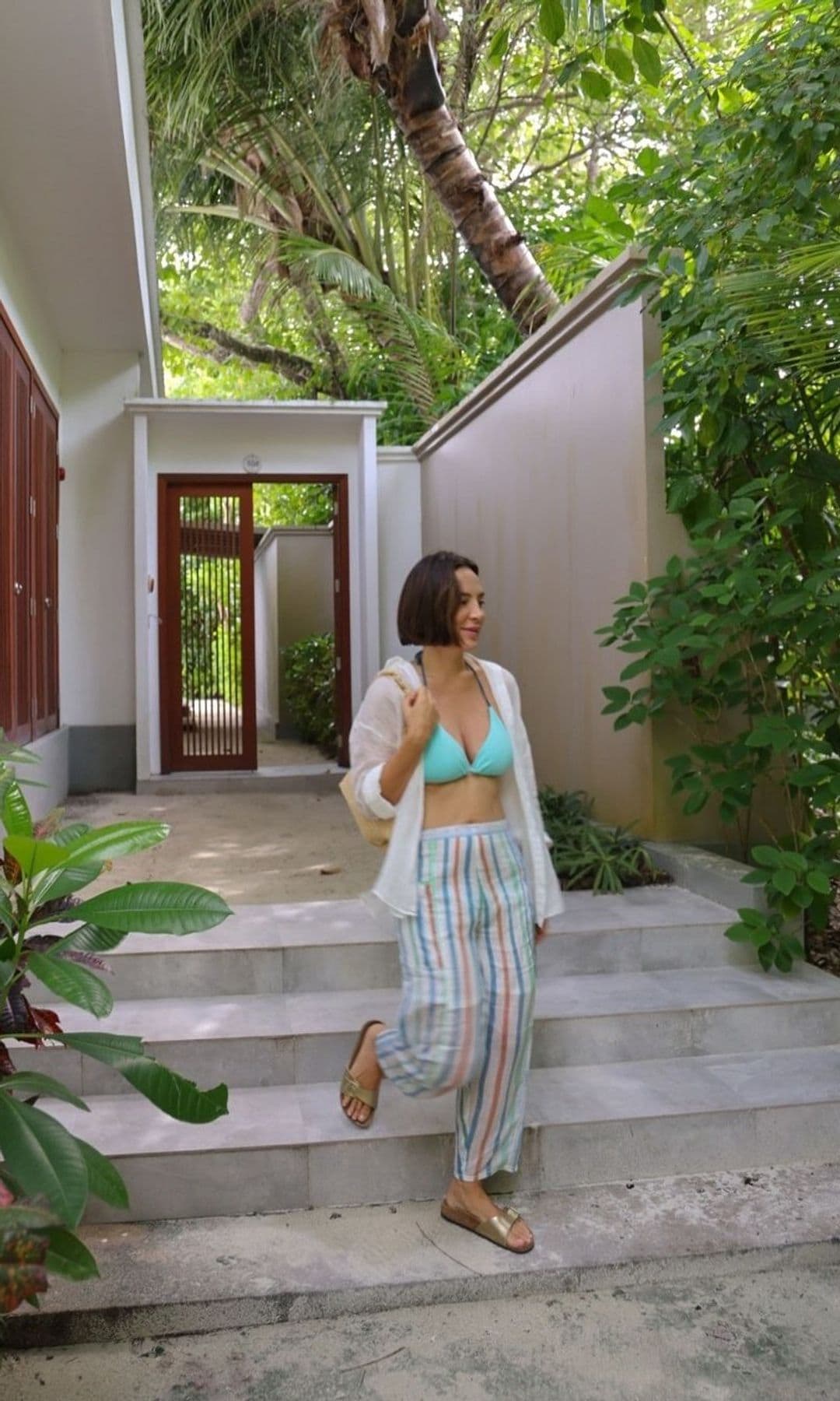 Tamara Falcó con pantalón de rayas y bikini