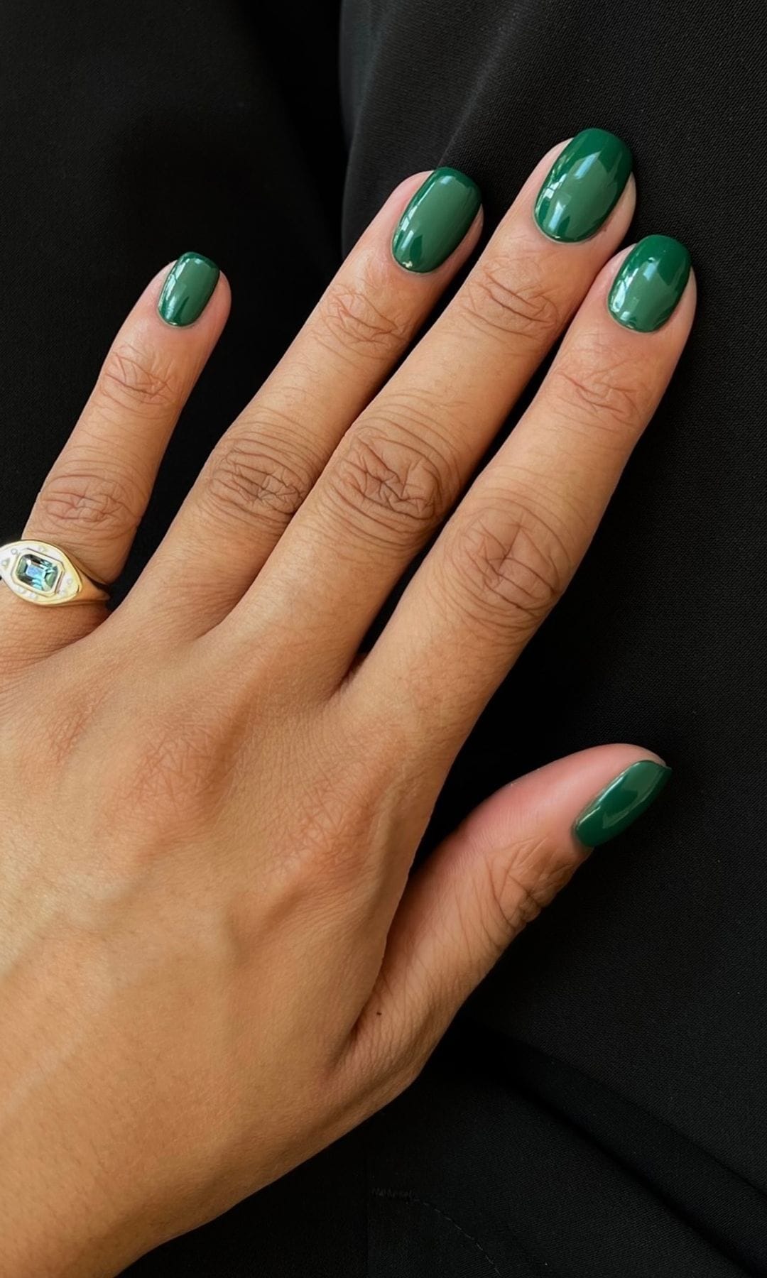Manicura verde esmeralda