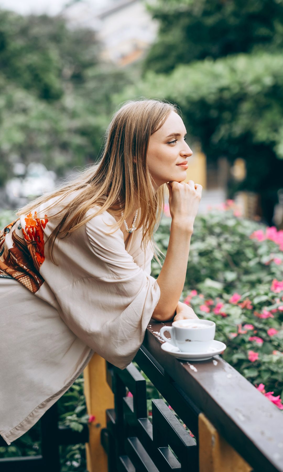 Mujer en una terraza tomando café