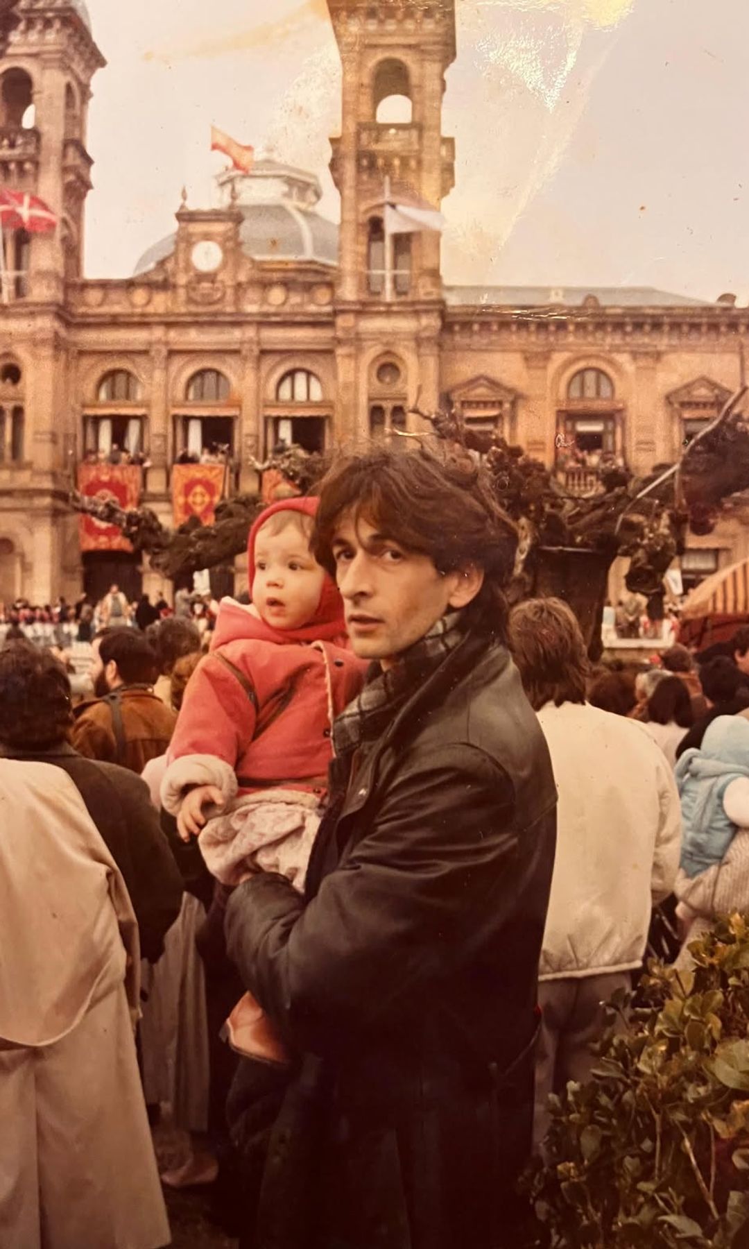 Juan Luis Goenaga con su hija Bárbara en brazos durante su infancia