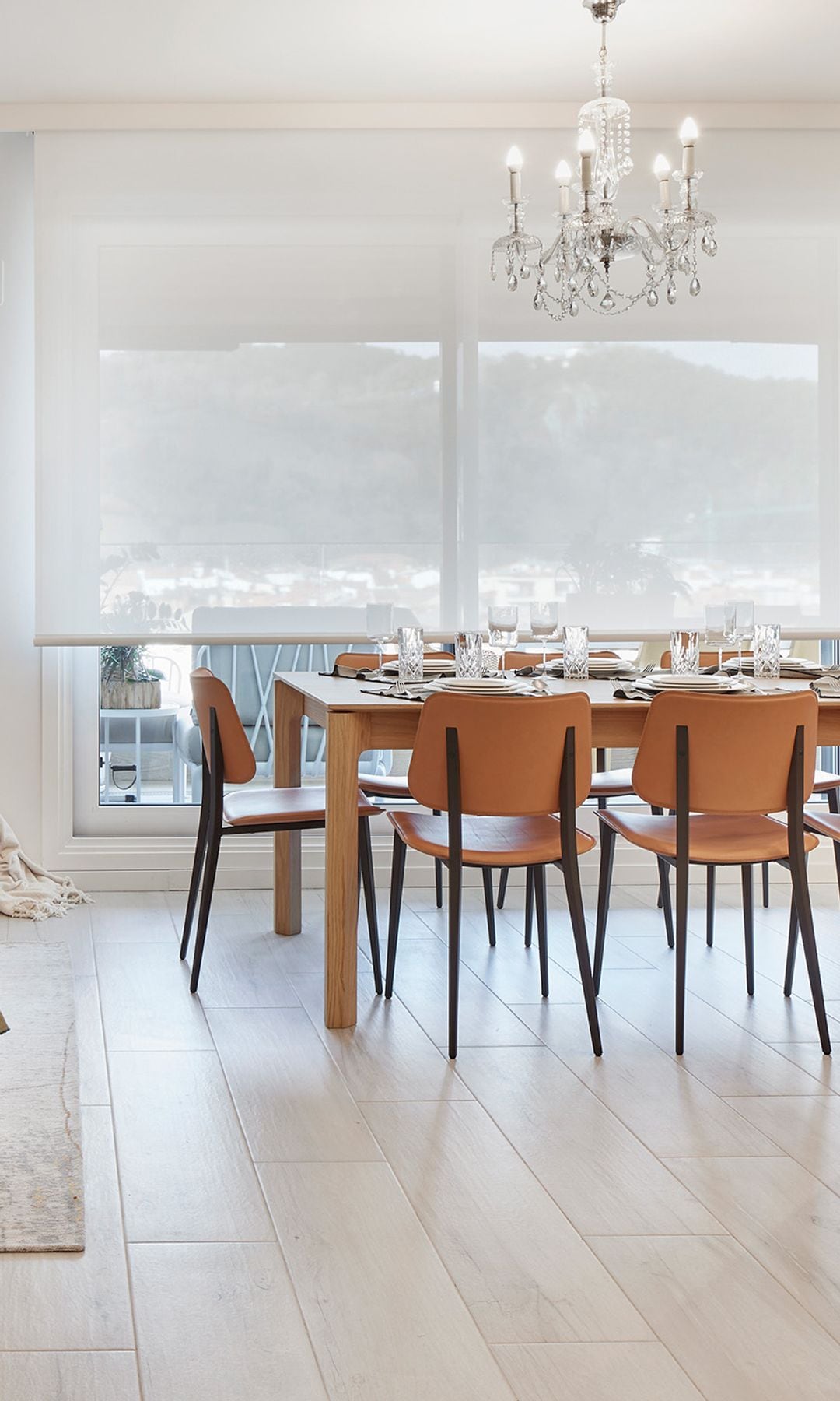 Comedor con suelo cerámico imitación madera