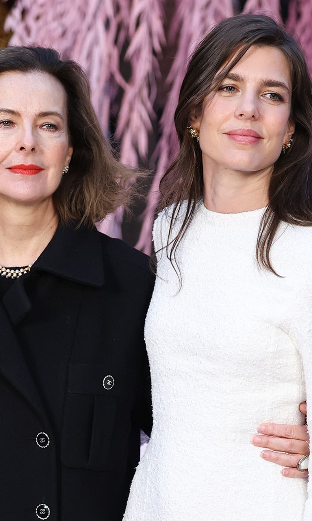 Carlota Casiraghi aparece en París antes de su debut literario y acompañada por su exsuegra con un exclusivo vestido en el color del año