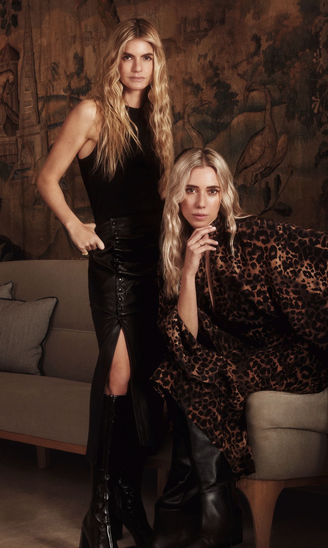 Patricia lleva top y falda de Rabanne, que combina con botas de Courreges, y Lulu, vestido "animal print" de Johanna Ortiz y botas de Paris Texas

