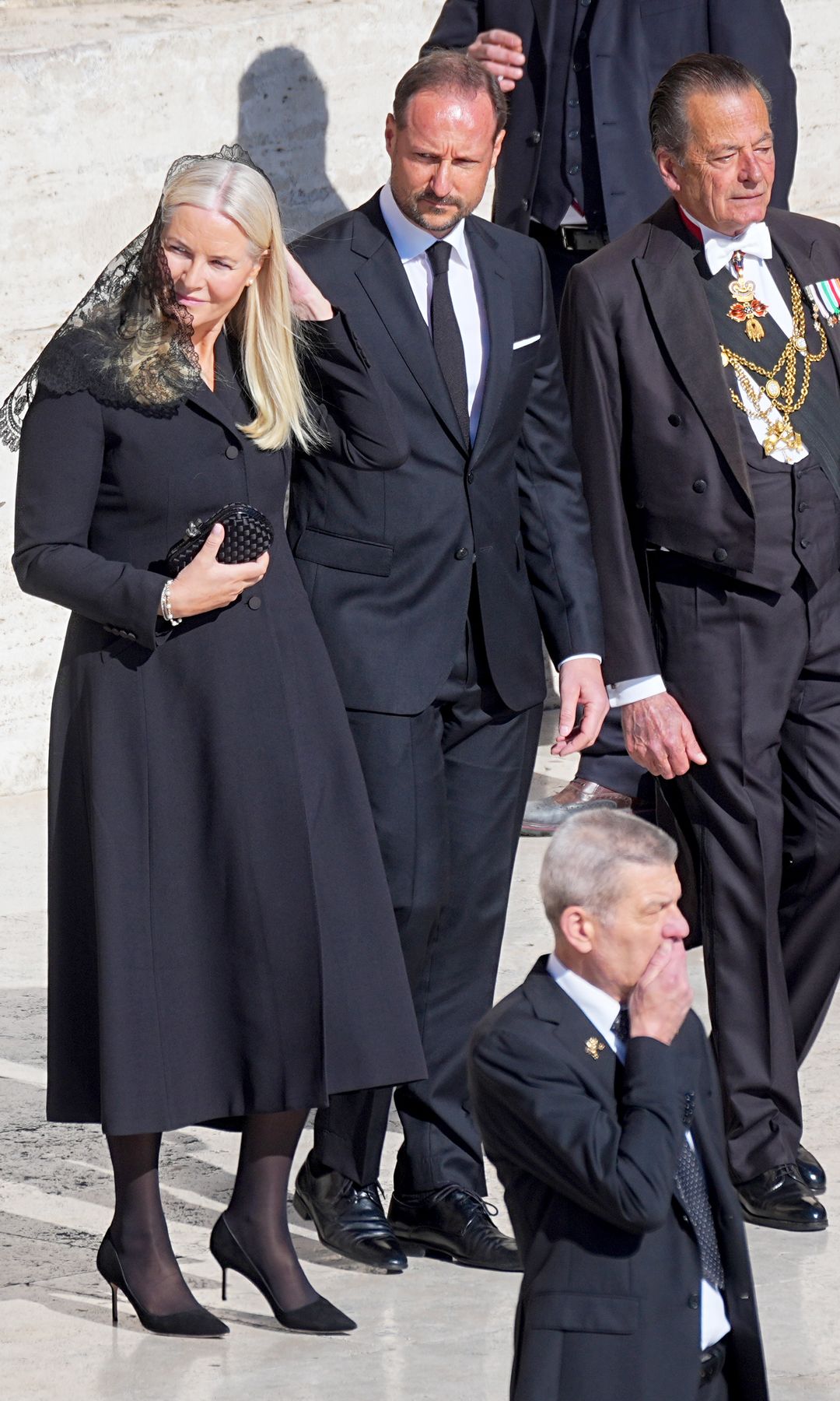 Haakon de Noruega y Mette-Marit de Noruega en el funeral del papa Francisco 