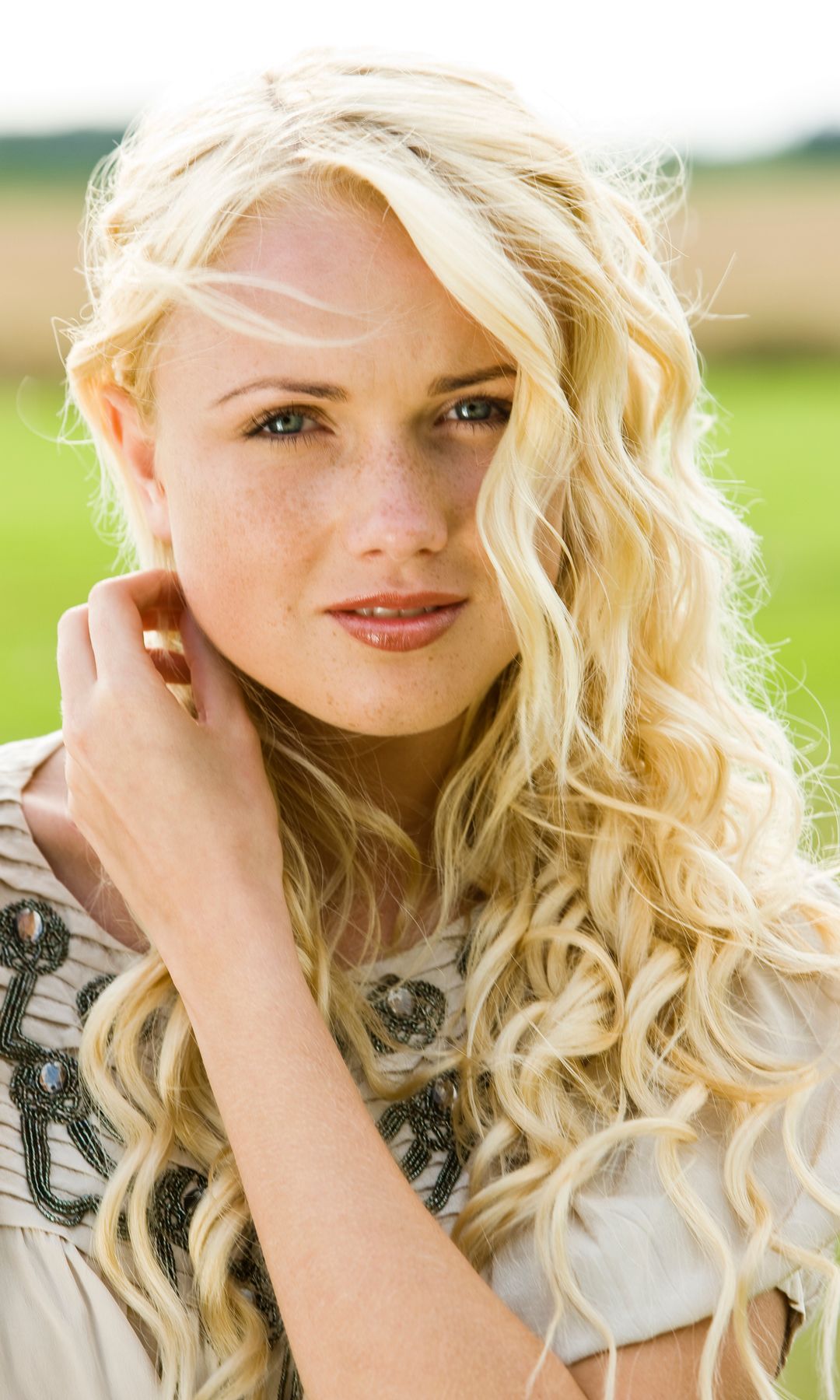 Mujer rubia pensativa