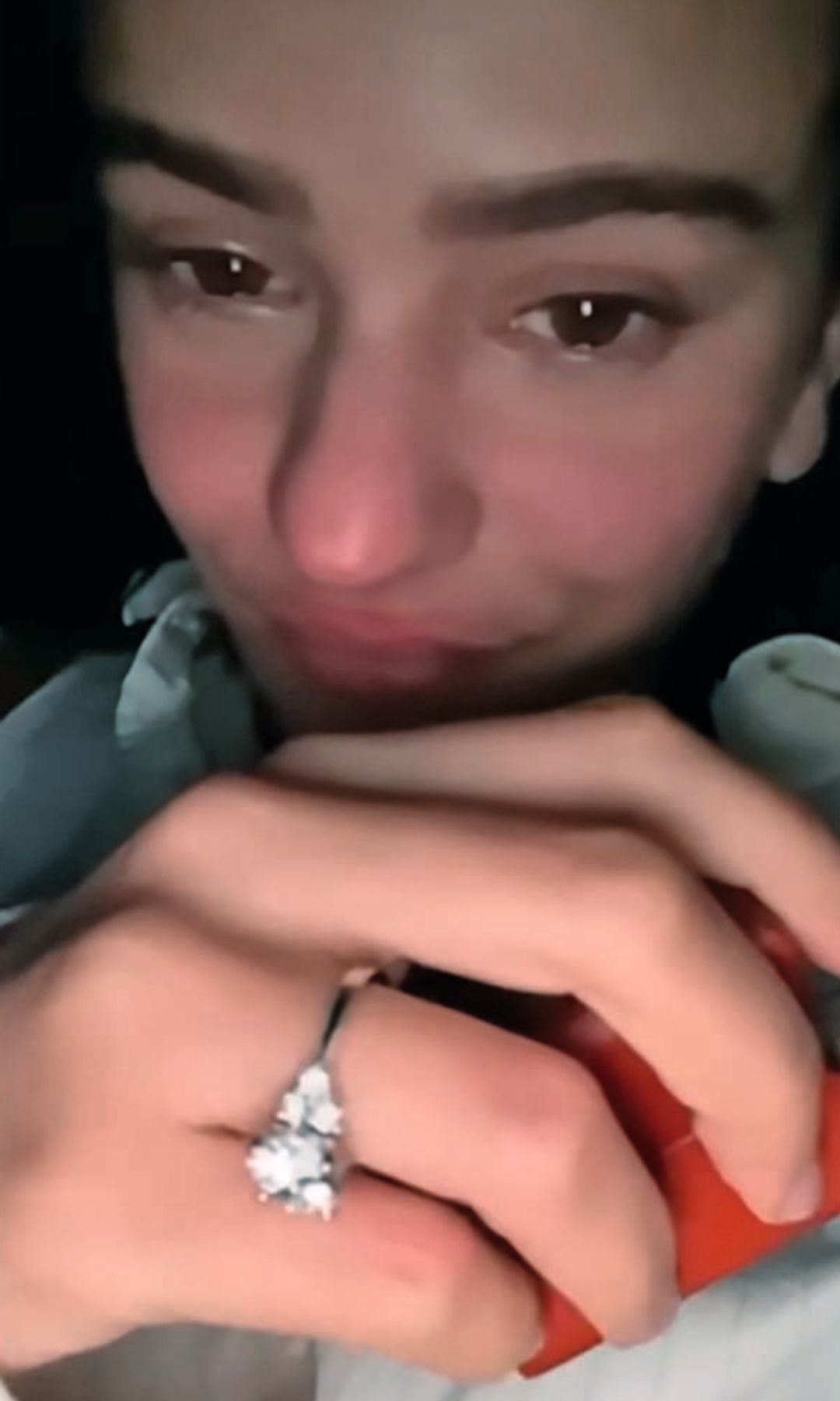 Rosalía con su anillo de pedida