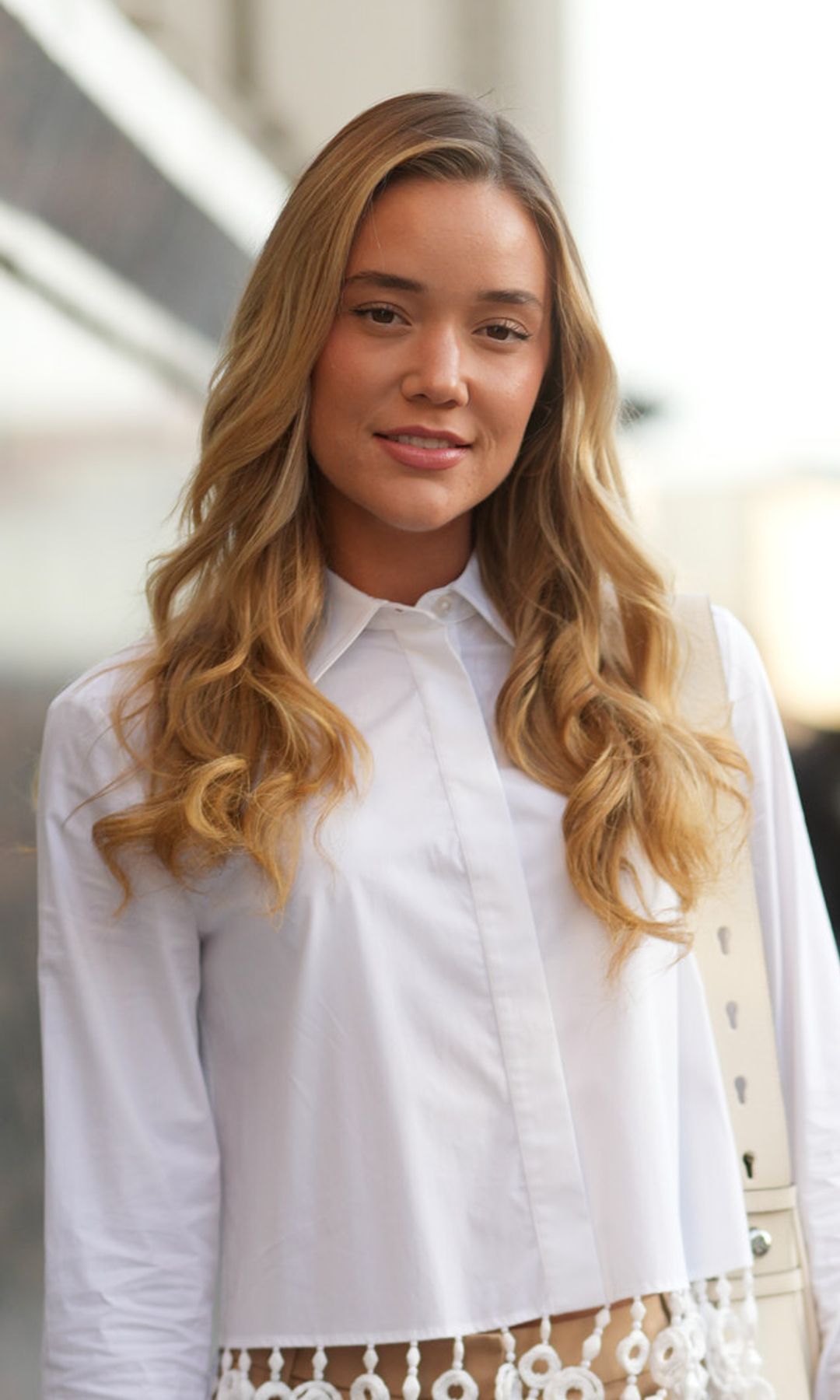Mujer con cabello ondulado y rubio