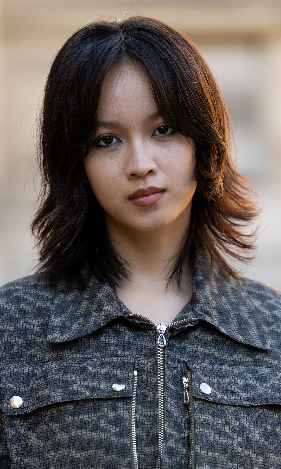 Mujer con pelo corto y capas muy marcadas