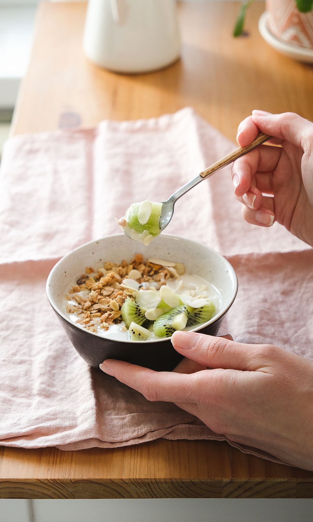Bol de yogur y cereales como desayuno saludable