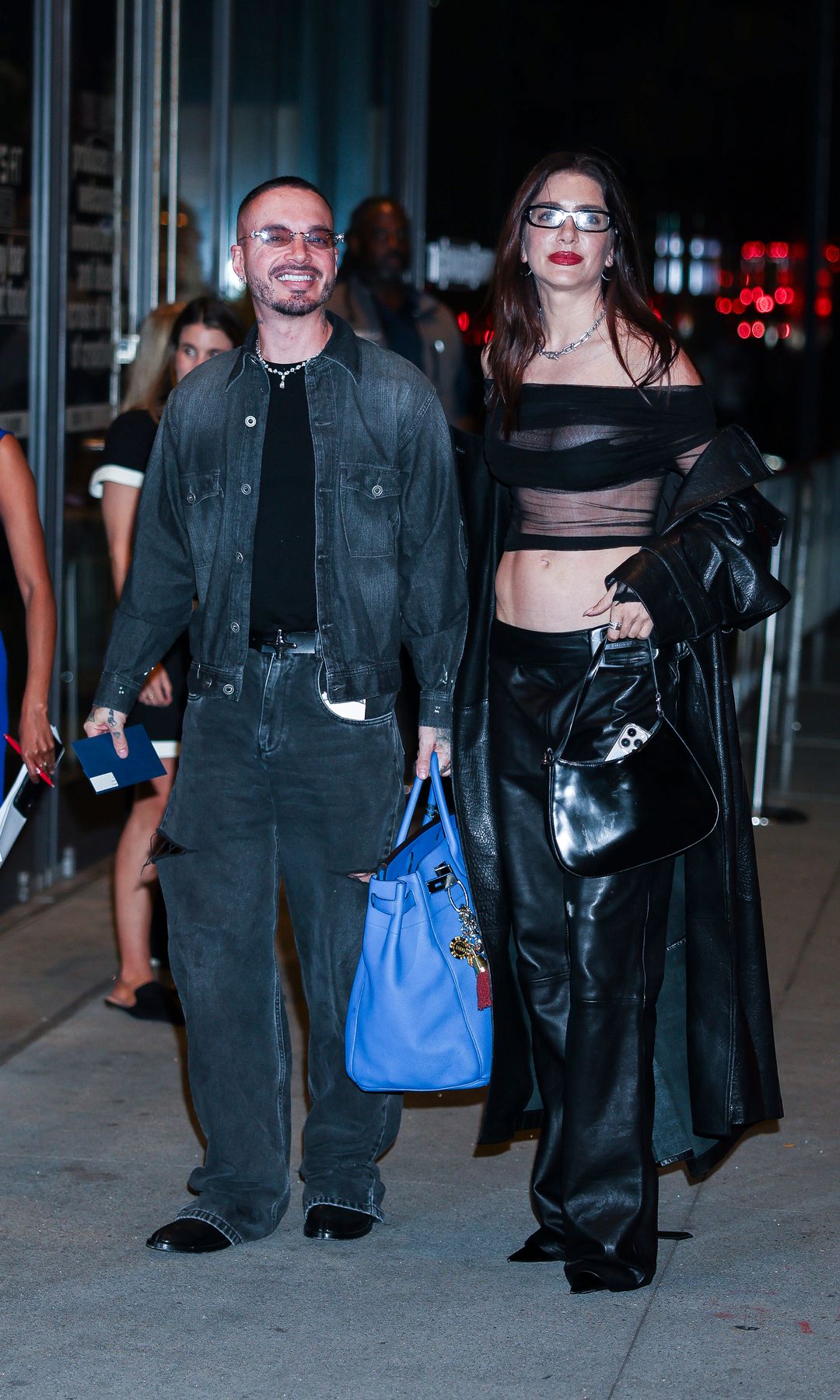 J Balvin lució la misma bolsa en azul eléctrico